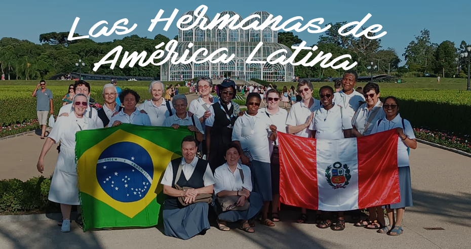 La foto describe a las hermanas de los Pobres de America latina presentes en Brasil y Perú. Las hermanas tienen entre sus manos las dos banderas grande de los dos Países mencionados.